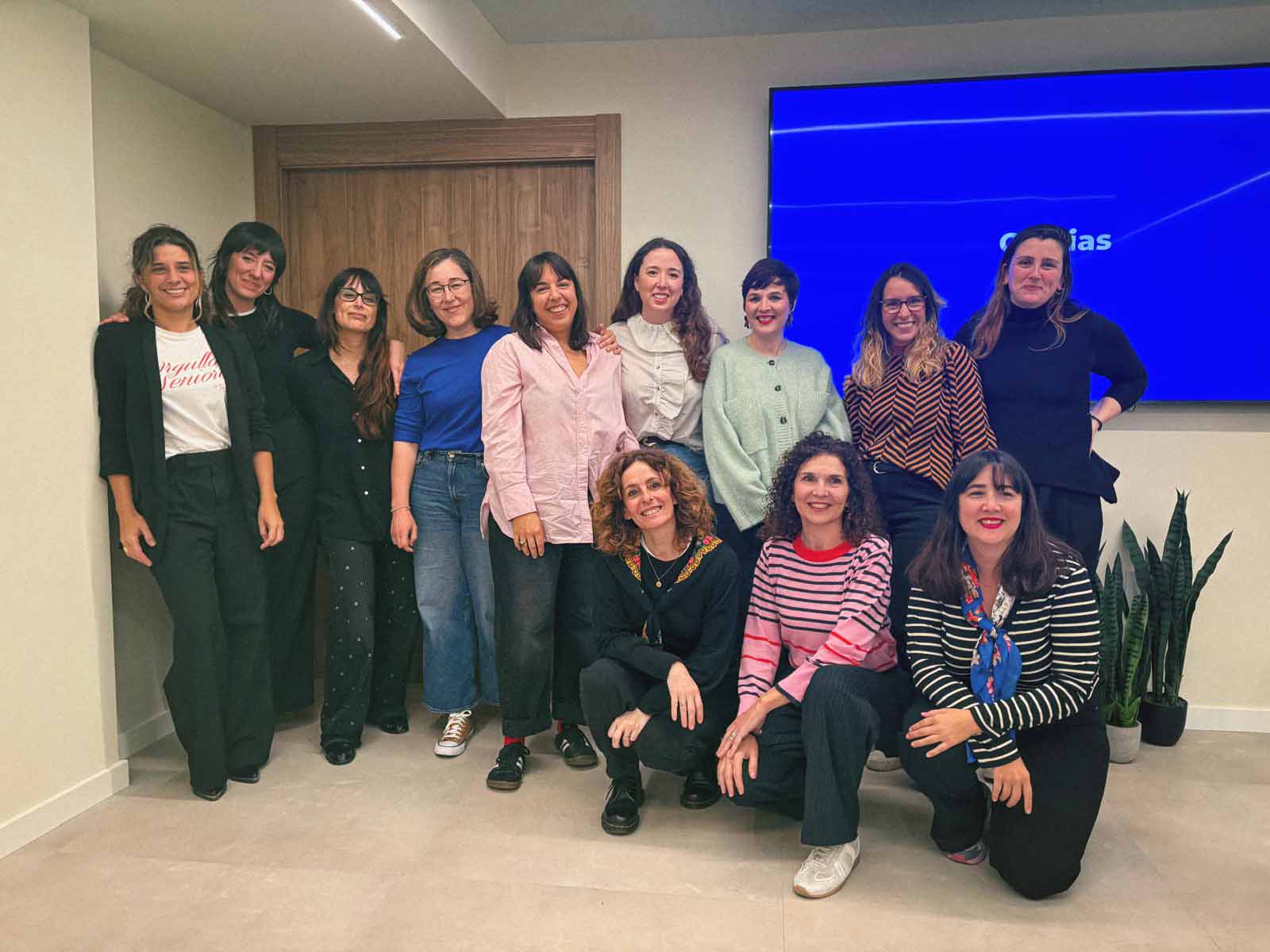 lucia de la vega con la delegación MASMU ALICANTE Y LAS PRESIDENTAS DE MAS MUJERES CREATIVAS.